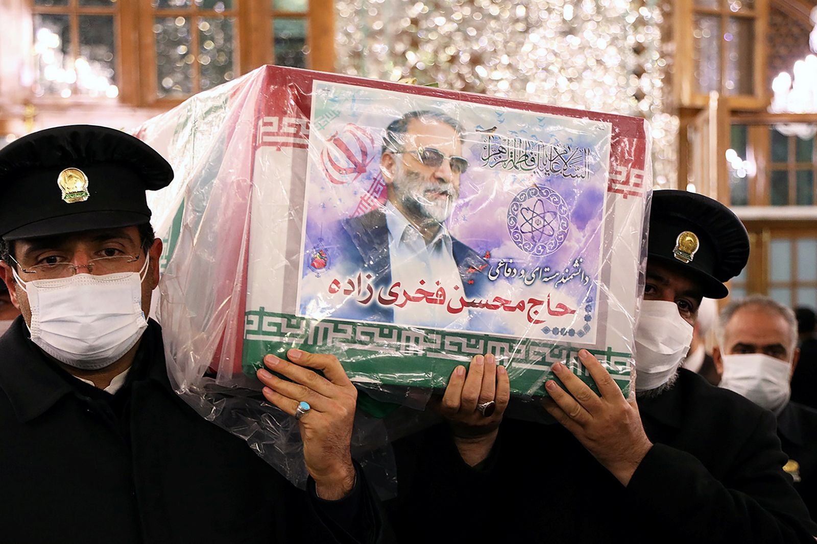 جنود إيرانيون يشيعون جثمان العالم النووي الإيراني محسن فخري زاده في مدينة مشهد الإيرانية - 29 نوفمبر  2020 - VIA REUTERS