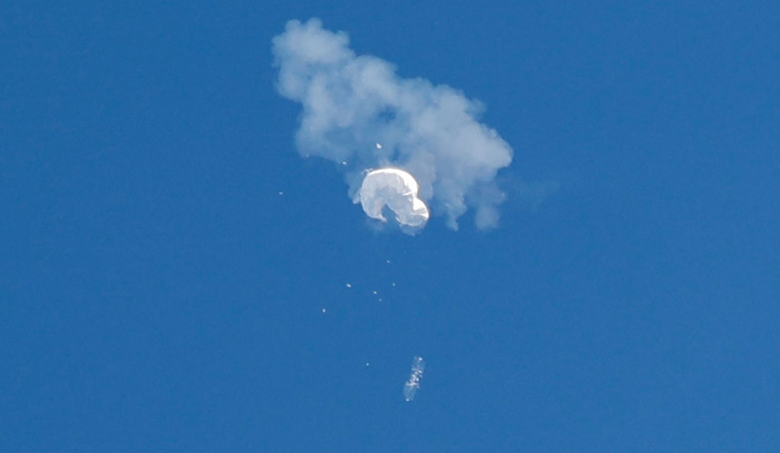 لحظة سقوط المنطاد الصيني إلى المحيط الأطلسي بعد إصابته بصاروخ من مقاتلة أميركية قرب ساحل ساوث كارولاينا- 4 فبراير 2023  - REUTERS