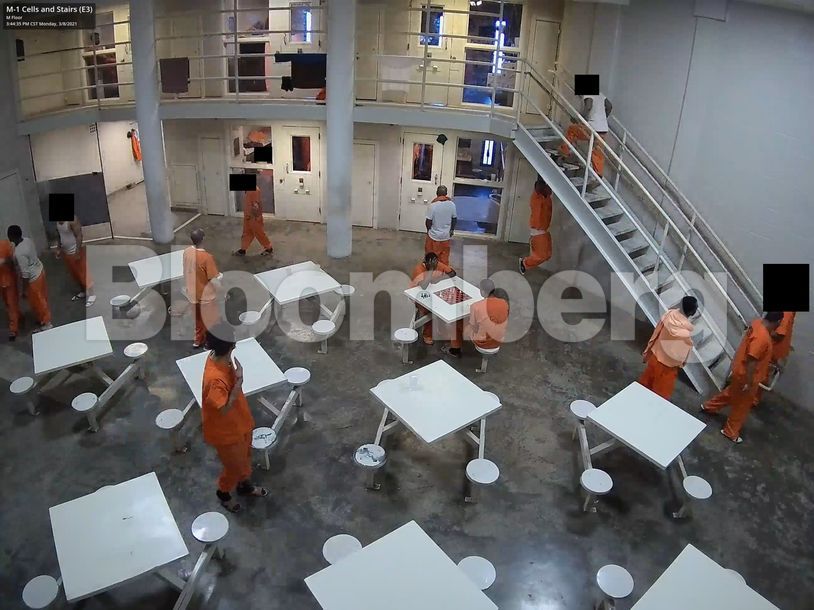 سجن مقاطعة ماديسون في ولاية ألاباما من خلال كاميرا مراقبة لشركة 