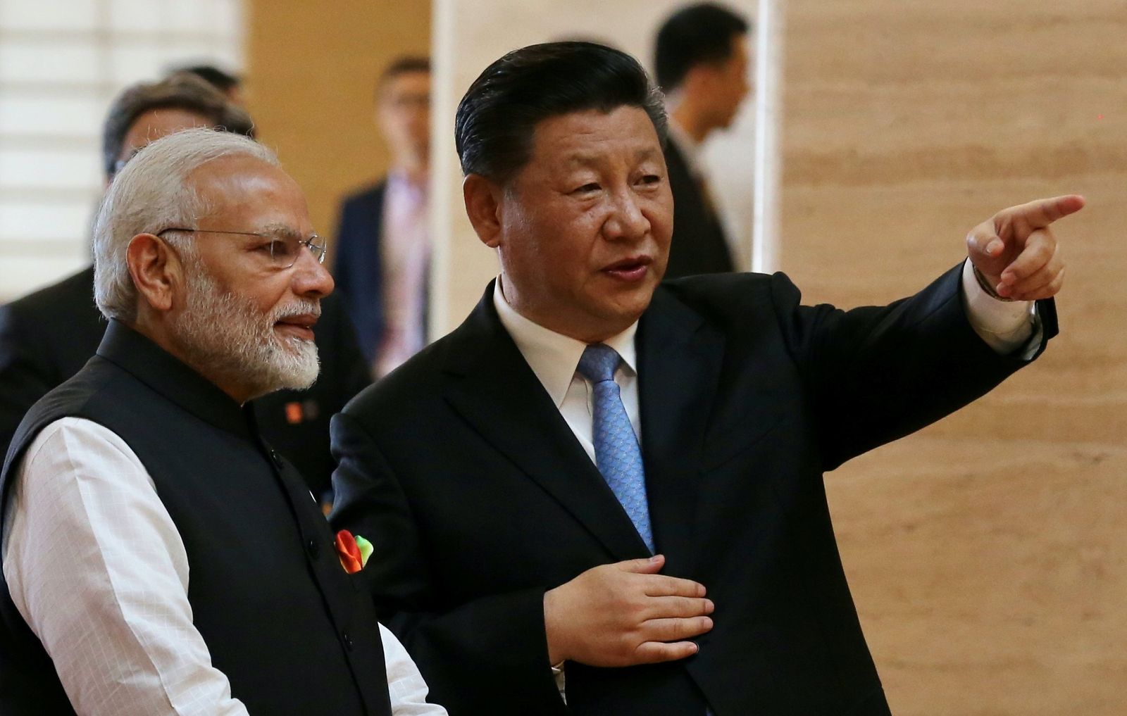 الرئيس الصيني شي جينبينغ ورئيس الوزراء الهندي ناريندرا مودي أثناء زيارتهما لمتحف مقاطعة هوبي في مدينة ووهان - 27 أبريل 2018 - REUTERS