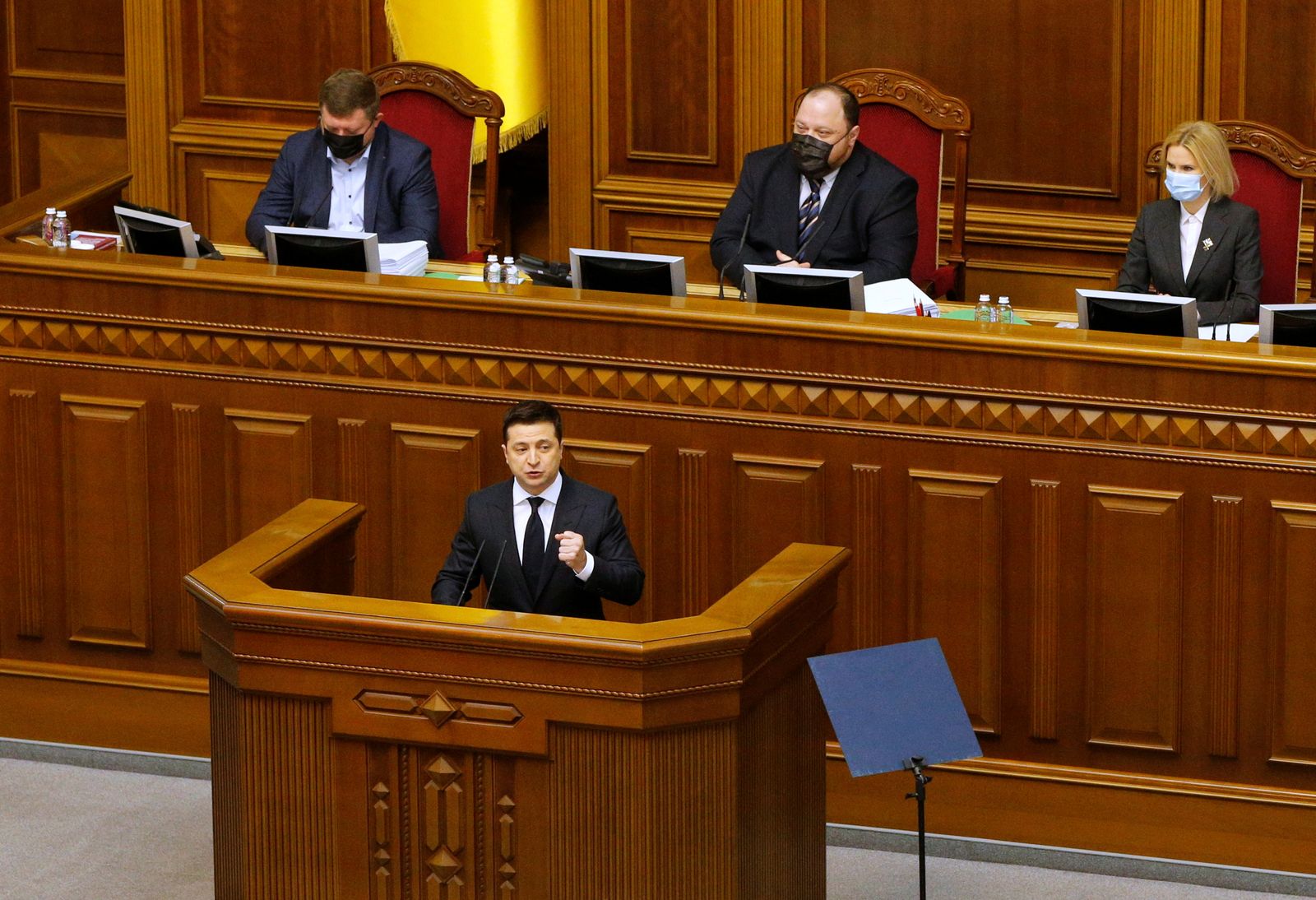 الرئيس الأوكراني فولوديمير زيلينسكي يلقي خطاباً أمام البرلمان في كييف- 1 ديسمبر 2021 - REUTERS