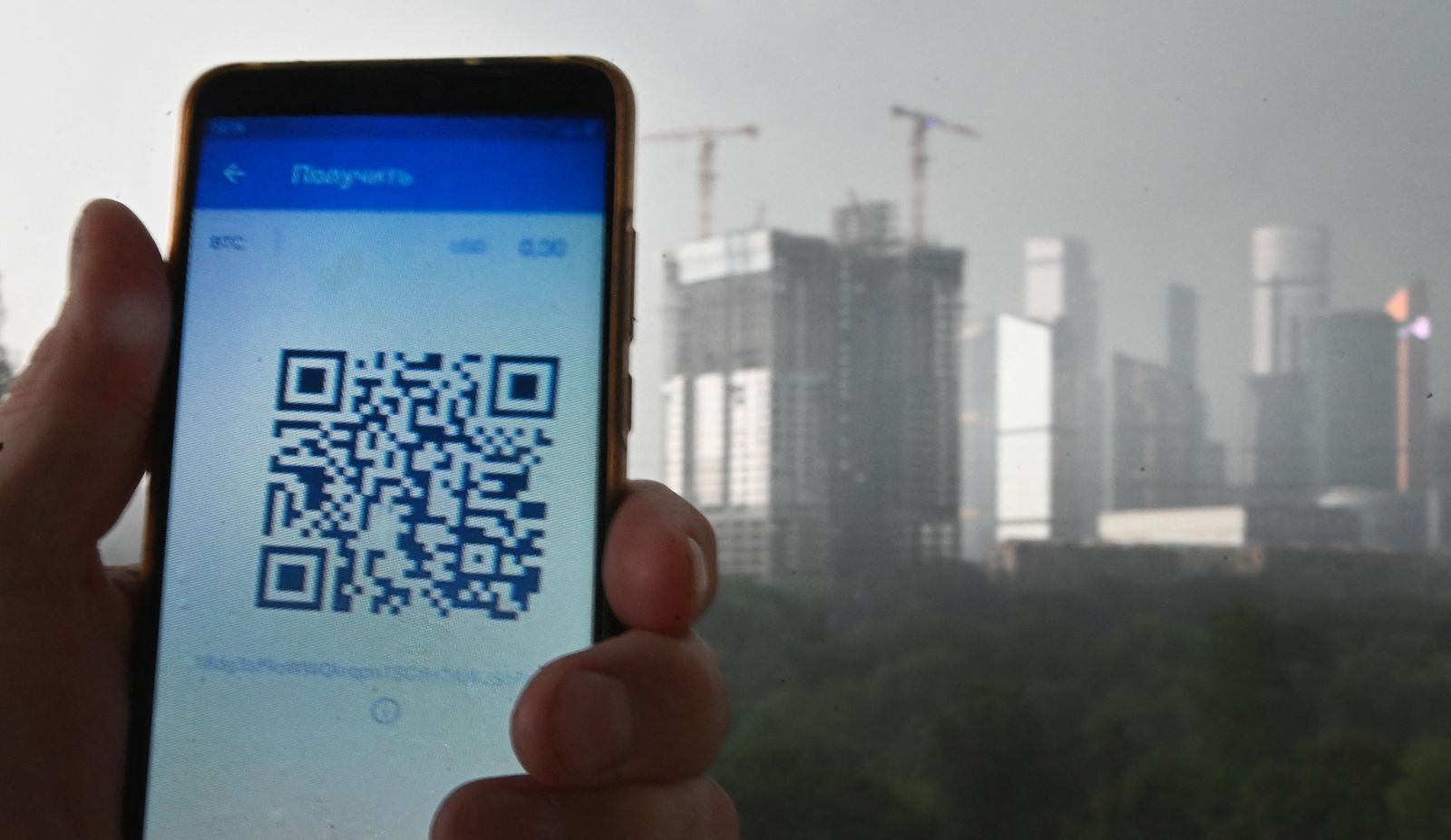 رمز الاستجابة السريعة QR على هاتف ذكي  - AFP