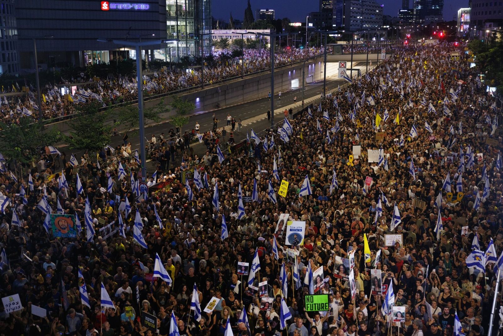 Israelis protest for hostage release and against the government during a demonstration in Tel Aviv, Israel, on Sunday, Sept. 1, 2024. Hundreds of thousands of Israelis demonstrated in cities around the nation on Sunday � in what appeared to be the largest protests since the Oct. 7 attacks � after the bodies of six hostages were found in a tunnel in the Gaza Strip. Photographer: Kobi Wolf/Bloomberg