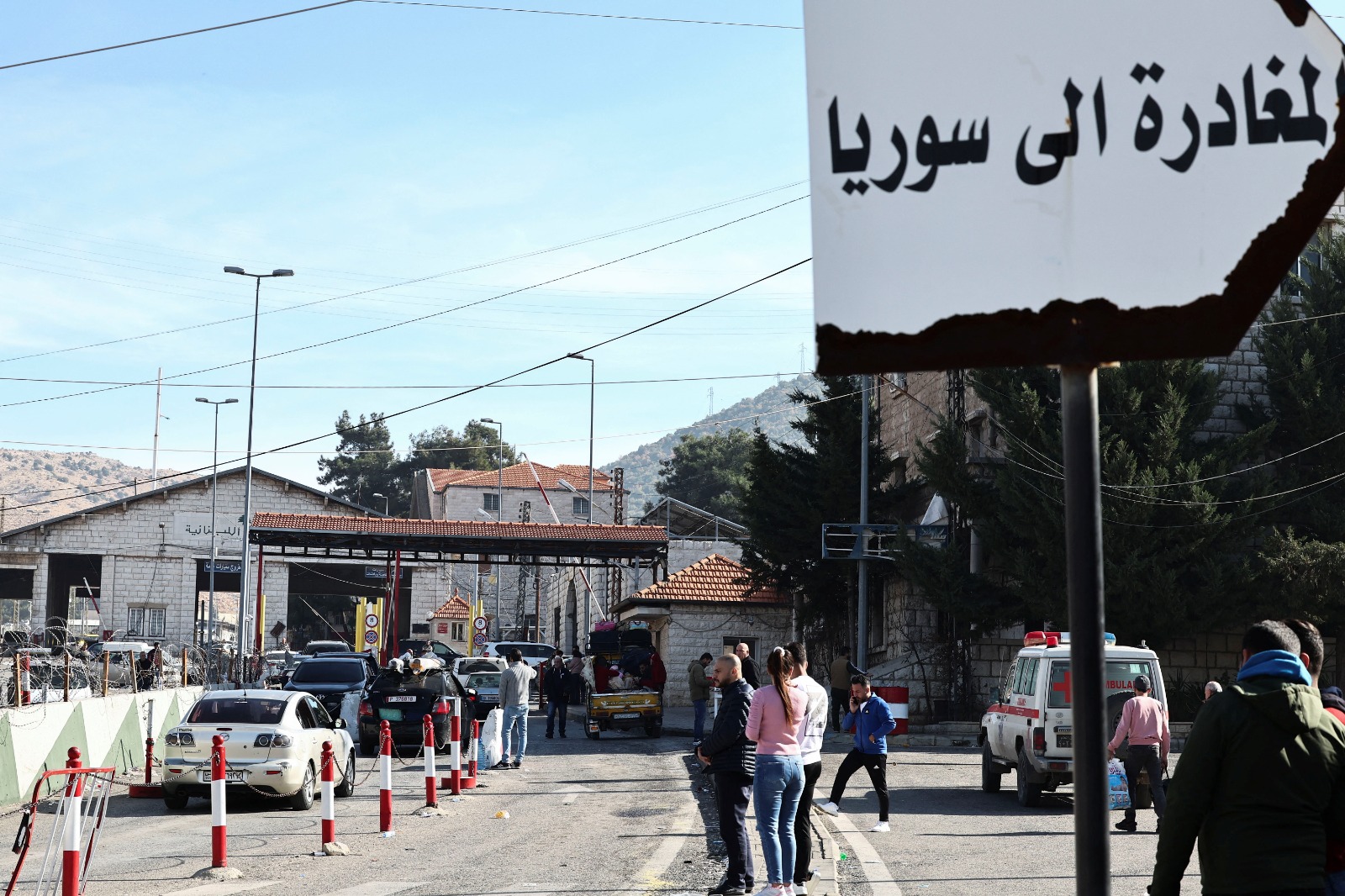 لافتة تشير إلى اتجاه 'المغادرة إلى سوريا' عند معبر المصنع الحدودي بين لبنان وسوريا. 10 ديسمبر 2024