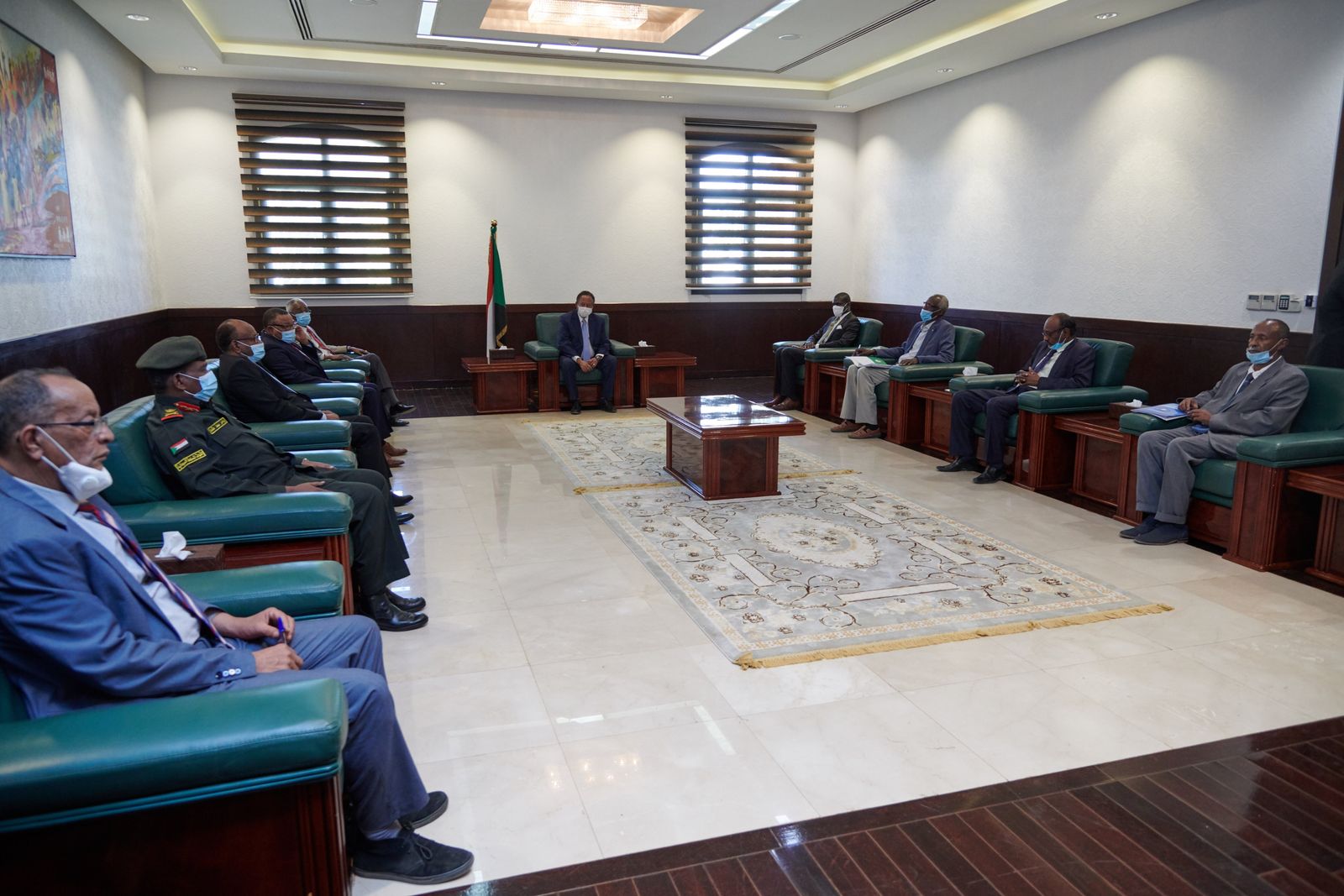 عبدالله حمدوك، رئيس الوزراء السوداني، خلال اجتماعه مع اللجنة السودانية العليا لمفاوضات سد النهضة. 18 يناير 2021