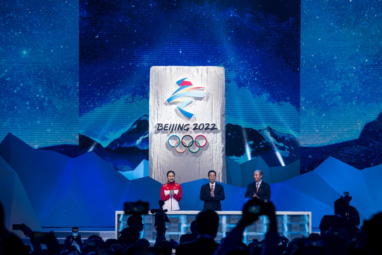 التقطت الصورة في العاصمة بكين 15 ديسمبر 2017 خلال الحفل الرسمي الذي كشف النقاب عن شعار الألعاب الأولمبية الشتوية والبارالمبية لعام 2022 - AFP