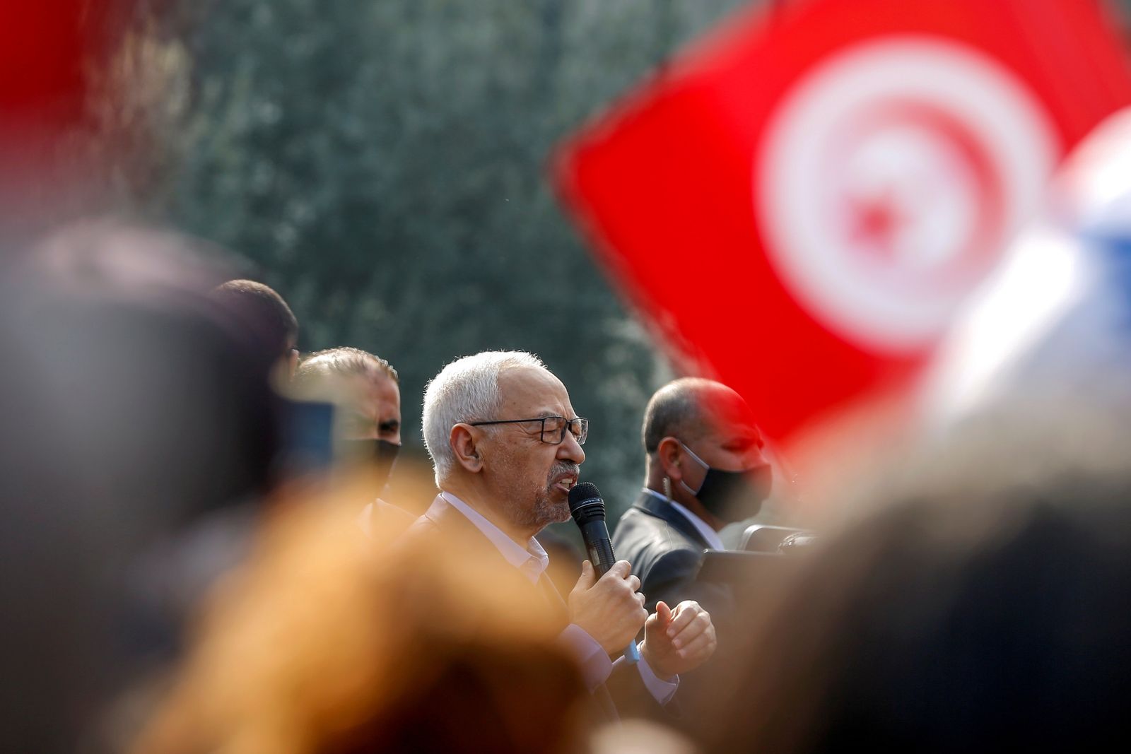 زعيم حركة النهضة التونسية راشد الغنوشي يتحدث إلى أنصاره خلال تجمع في العاصمة تونس- 27 فبراير 2021 - REUTERS