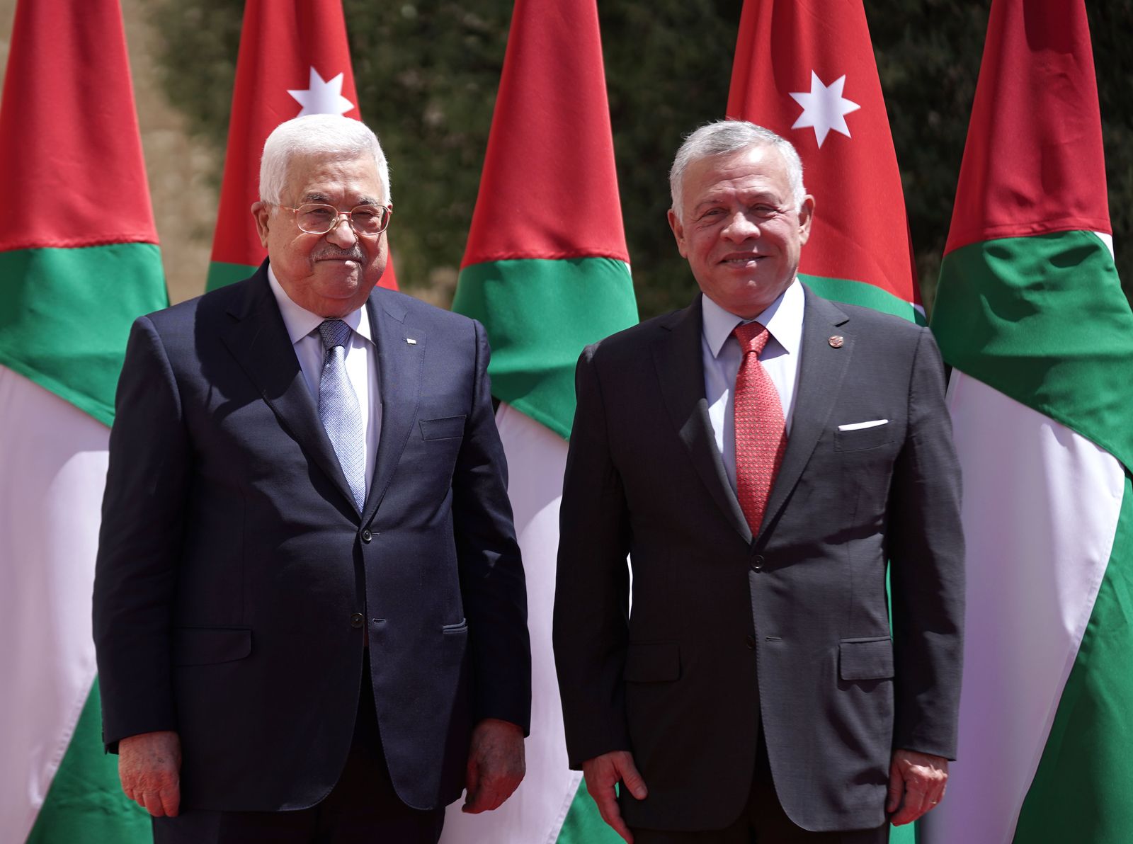 جانب من استقبال ملك الأردن عبد الله الثاني للرئيس الفلسطيني محمود عباس في عمّان - 23 يونيو 2022. - وكالة الأنباء الأردنية 