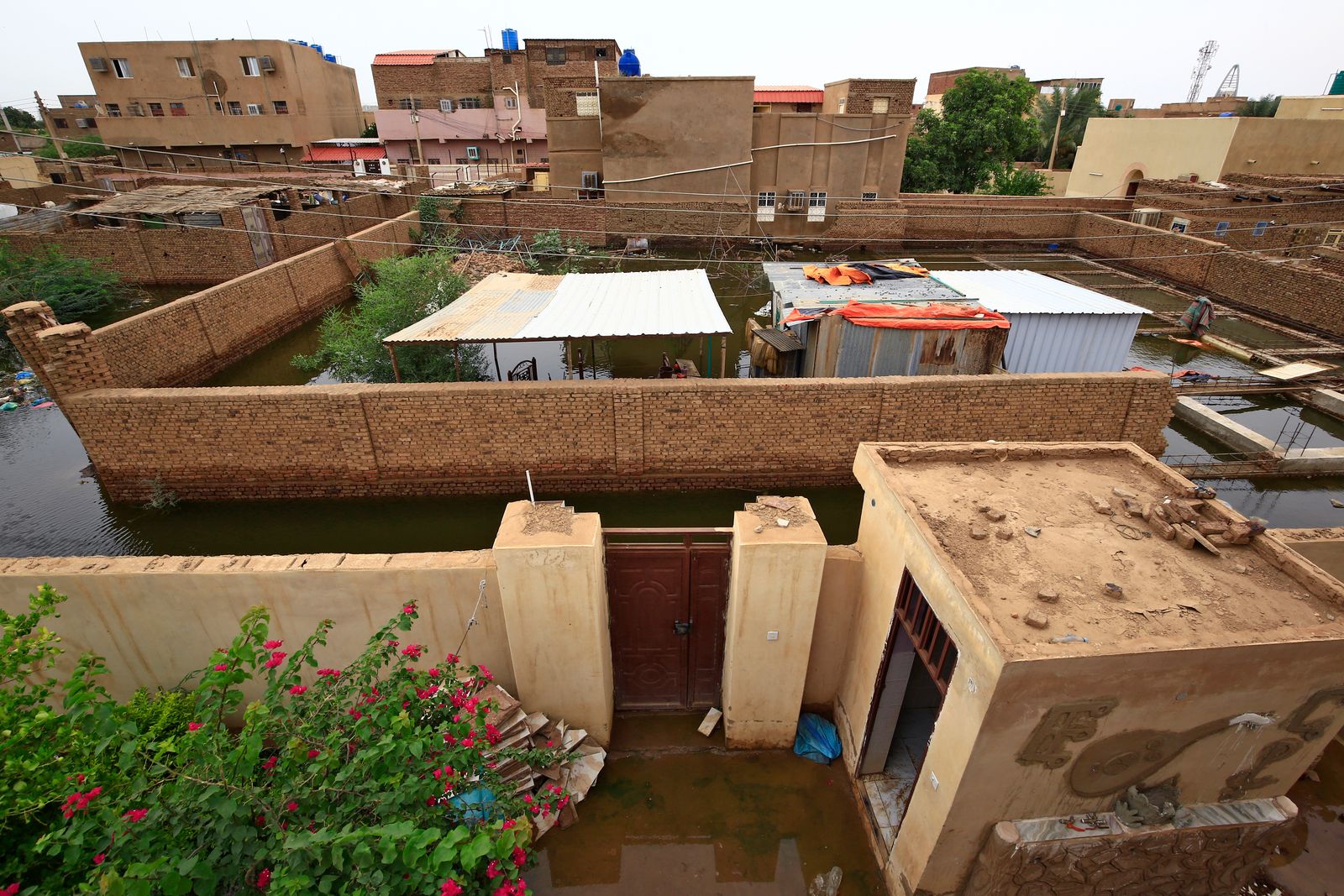 صورة تظهر منازل غمرتها المياه في جزيرة توتي، حيث يندمج النيل الأزرق والأبيض بين المدينتين التوأم للعاصمة الخرطوم وأم درمان، في 3 سبتمبر 2020 - AFP