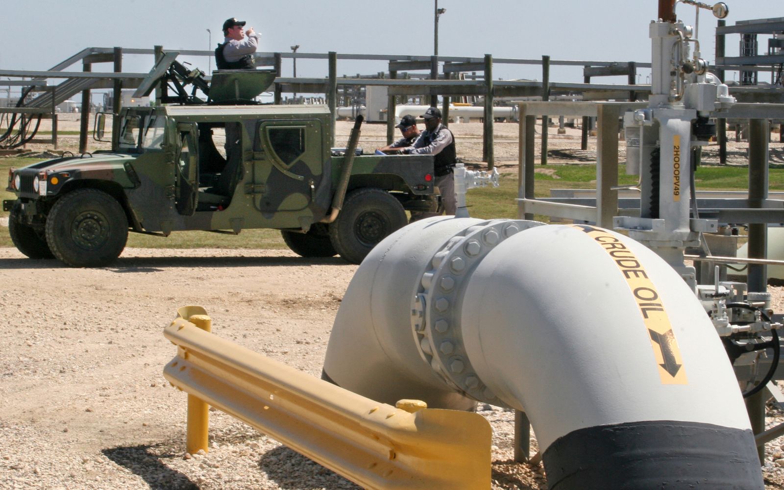 حراس يؤمنون موقع تخزين الاحتياطي الأميركي من النفط الخام في ولاية تكساس. يوليو 2008. - REUTERS