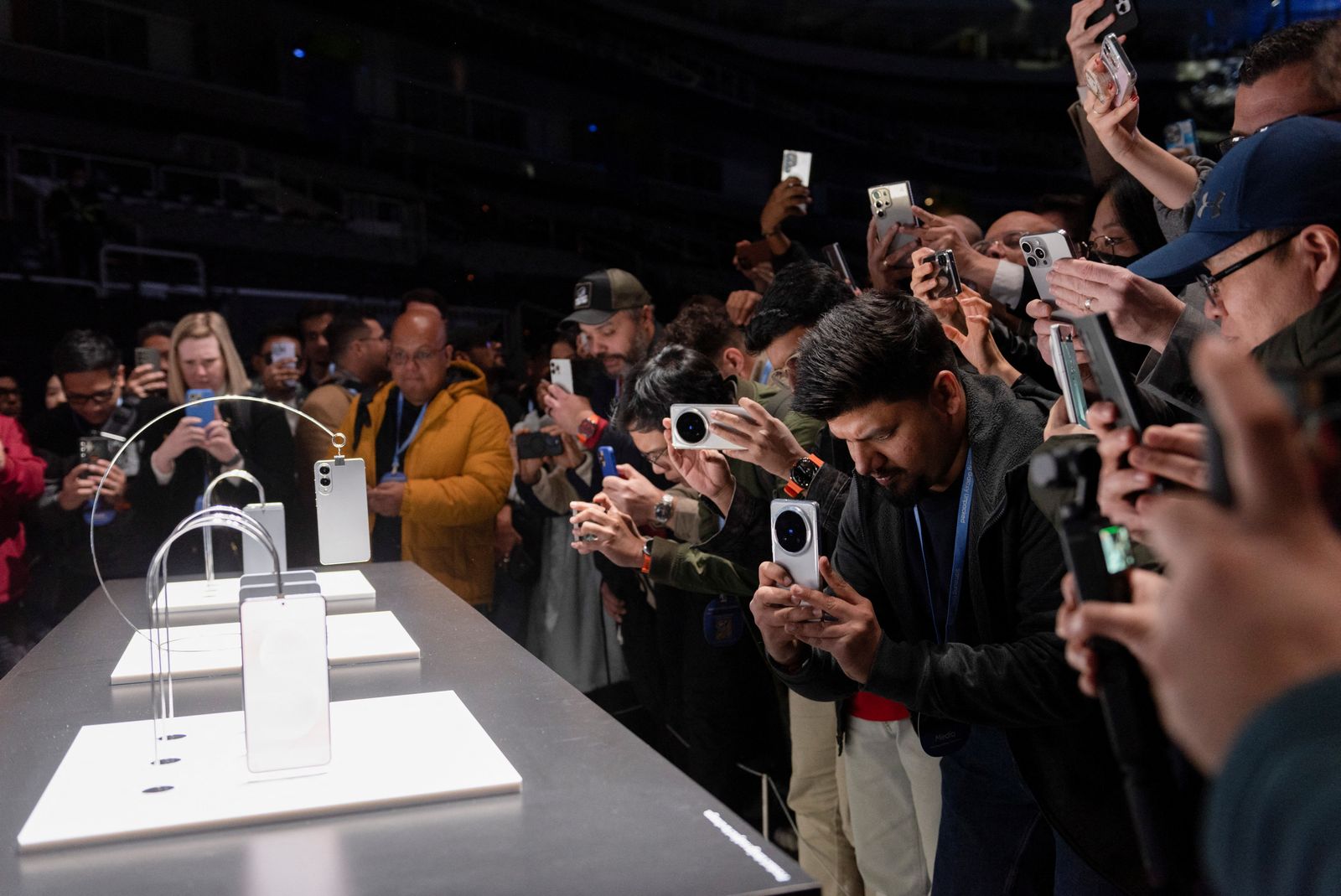 People take pictures of the Galaxy S25 Edge smartphone during the Samsung Galaxy Unpacked 2025 winter event in San Jose, California, U.S., January 22, 2025.  REUTERS/Laure Andrillon