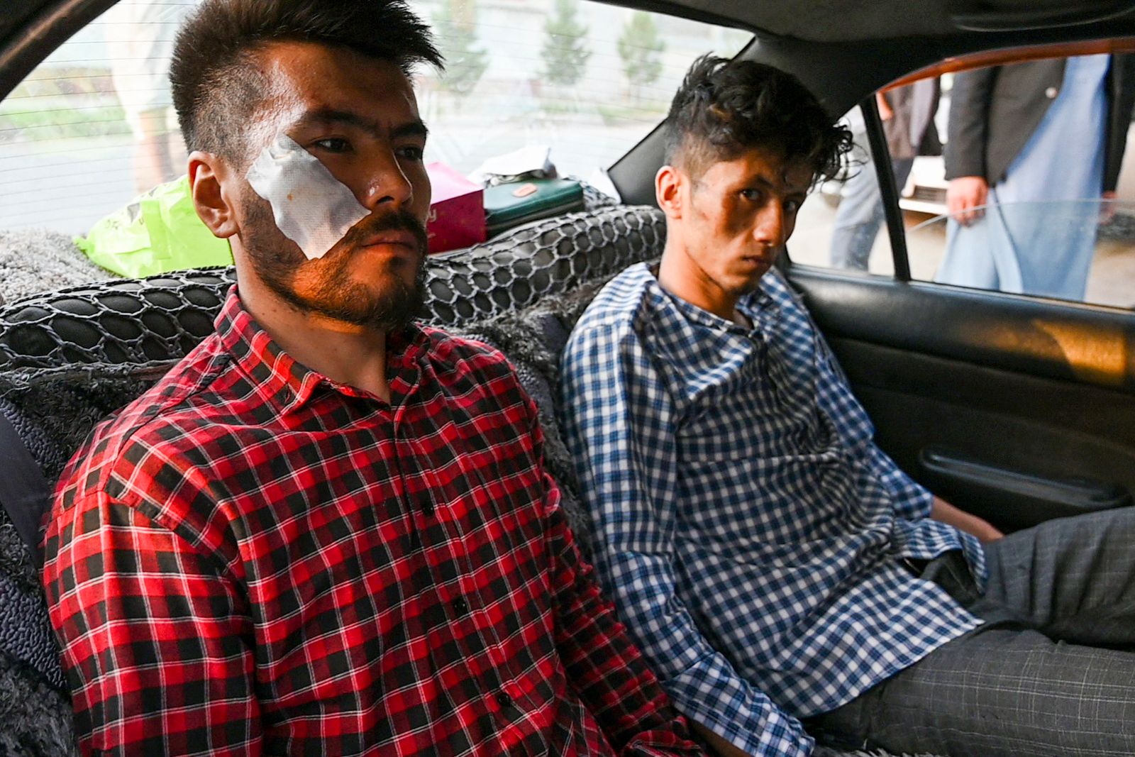 الصحفيان نعمة الله نقدي (يسار) وتقي دريابي يصلان إلى مكتبهما بعد أن أطلق طالبان سراحهما  - 8 سبتمبر 2021 - AFP