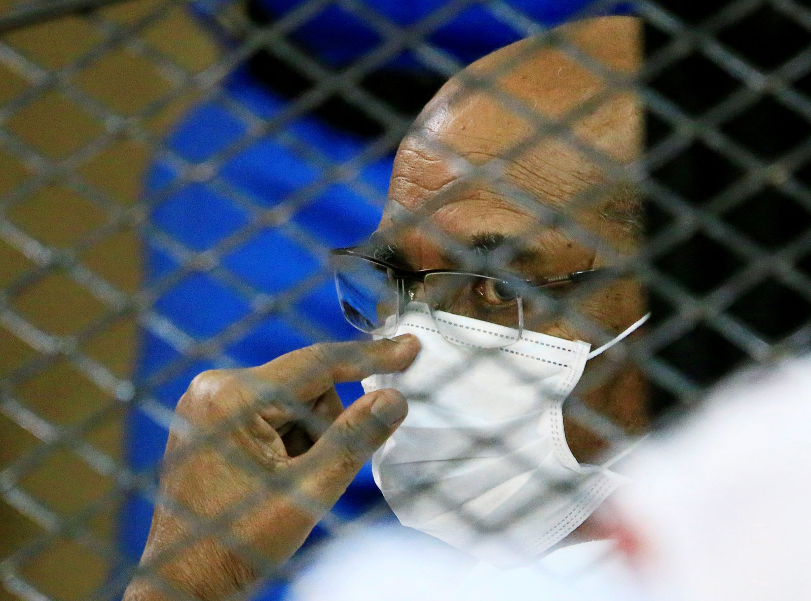 الرئيس السوداني عمر البشير خلال جلسة محاكمة في الخرطوم - REUTERS