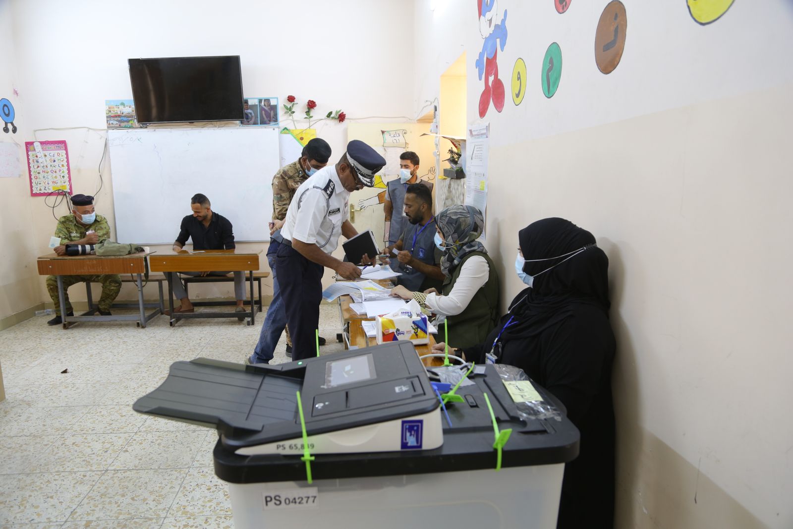 مركز الإدلاء بالاصوات في يوم الاقتراع الخاص للانتخابات العراقية - 08 أكتوبر 2021 - 
