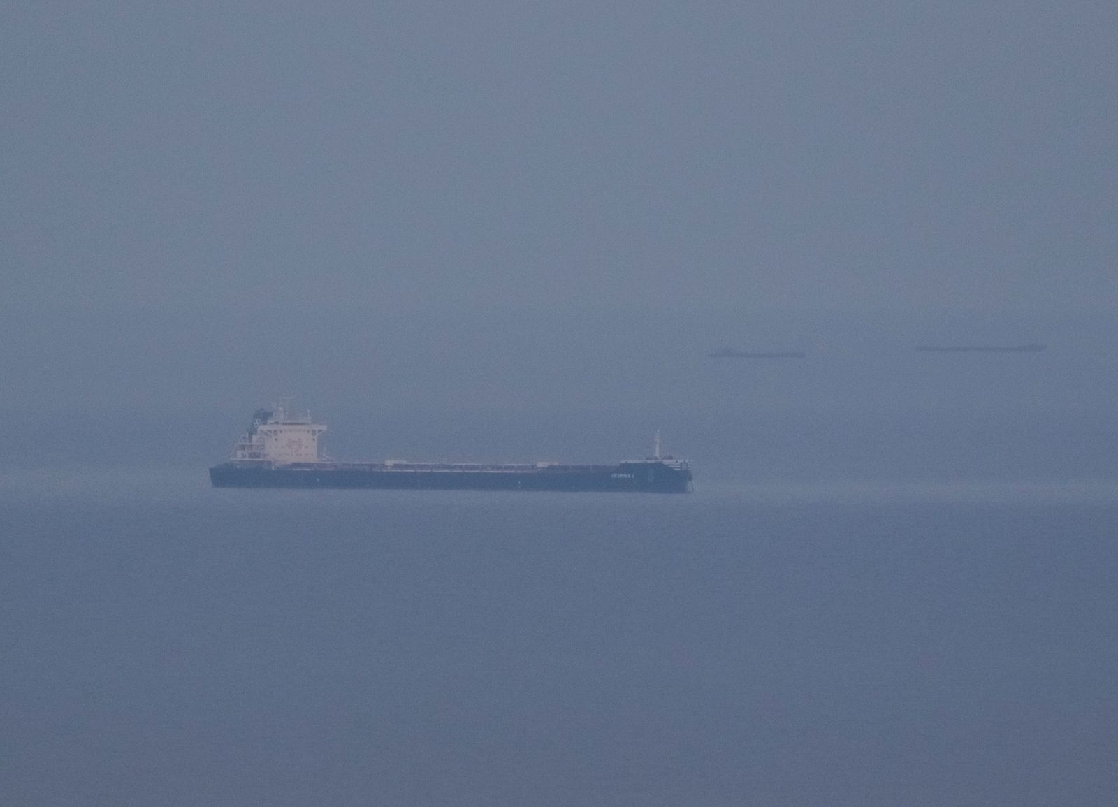إحدى السفن المحملة بحبوب أوكرانية خلال توقفها في البحر الأسود بالقرب من ميناء أوديسا الأوكراني، 30 أكتوبر 2022 - REUTERS