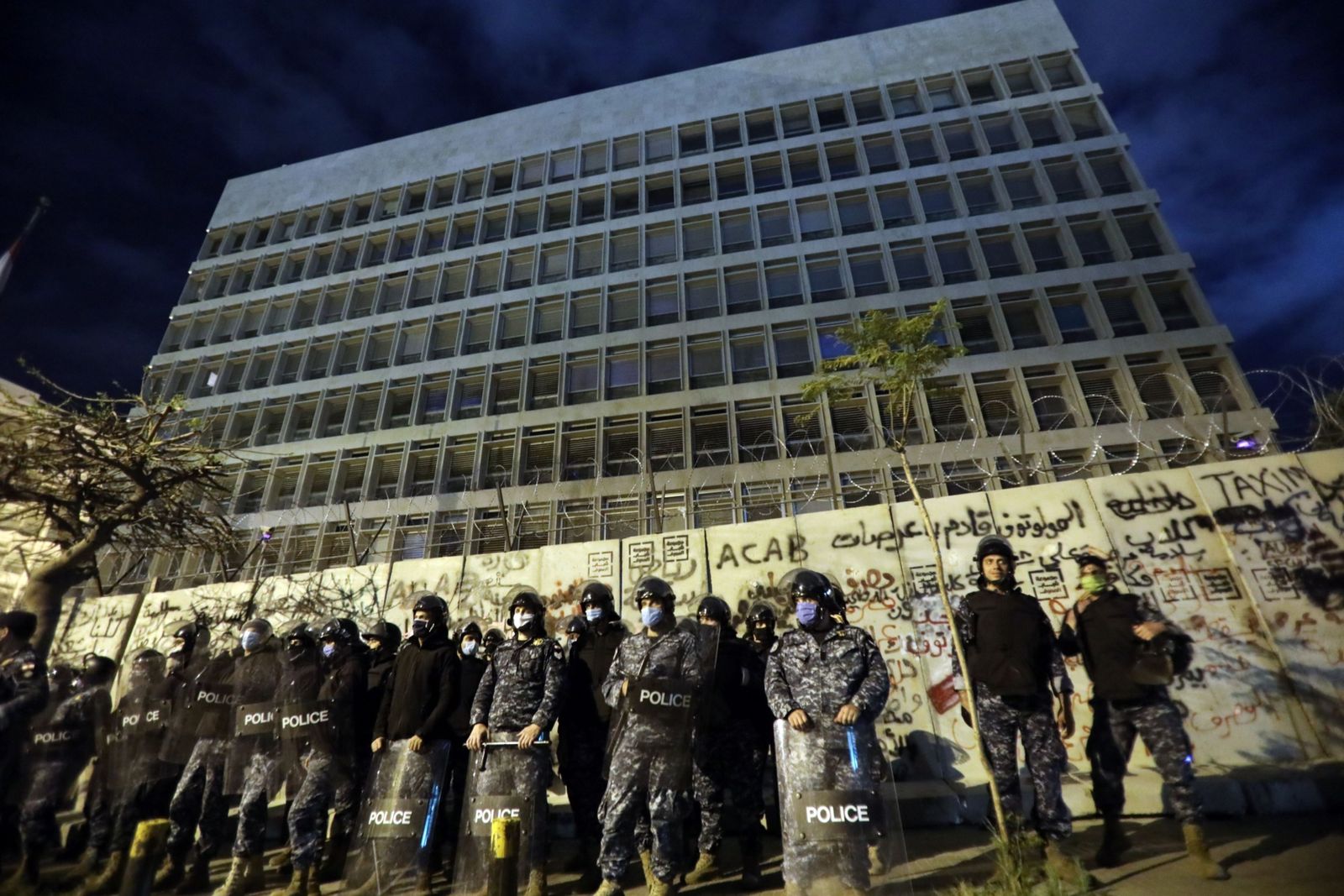 عناصر من شرطة مكافحة الشغب أمام مقرّ المصرف المركزي اللبناني خلال تظاهرة مناهضة للحكومة في بيروت - 28 أبريل 2020 - Bloomberg