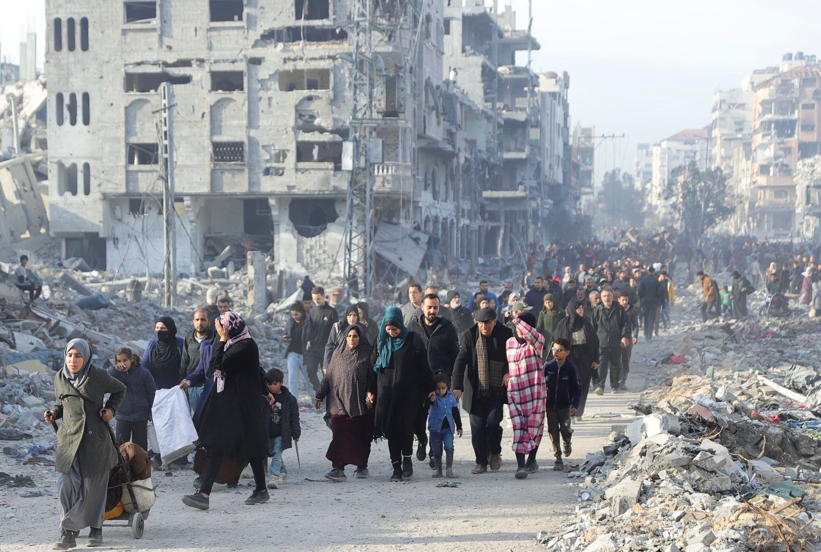 Displaced Palestinians make their way past rubble, as they attempt to return to their homes, following a delay in the ceasefire between Israel and Hamas over the hostage list, in the northern Gaza Strip, January 19, 2025. REUTERS/Khalil Ramzi