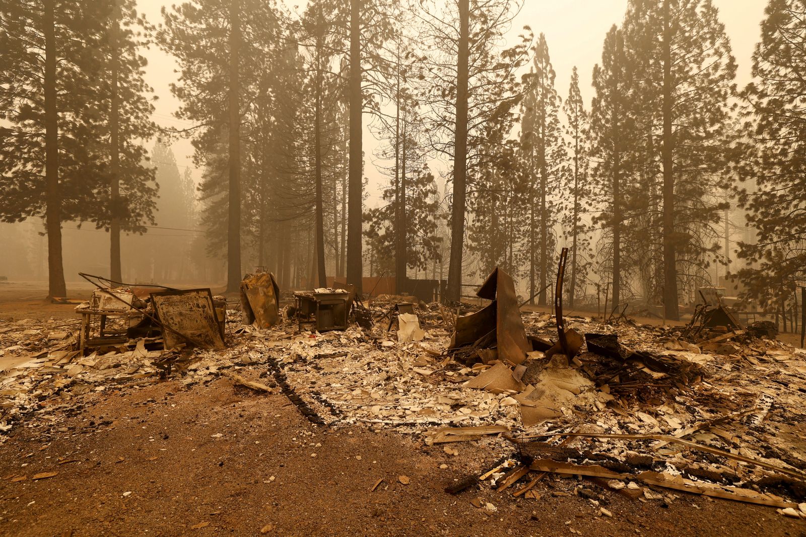 بقايا منزل دمرته النيران بالقرب من بلدة كانيوندام في كاليفورنيا 7 أغسطس 2021 - REUTERS