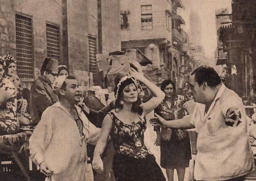 نادية لطفي مع حسن الإمام في كواليس فيلم 