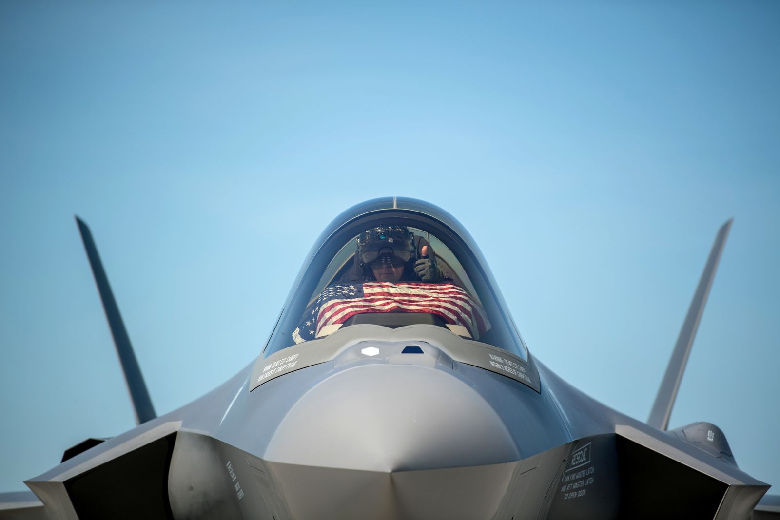 طائرة من طراز F-35 متشحة بعلم الولايات المتحدة تستعد للإقلاع من قاعدة فيرمونت الجوية، مايو 22 مايو 2020  - via REUTERS