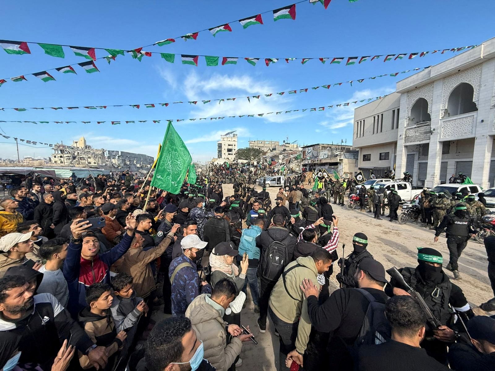 Palestinians gather as Hamas and Islamic Jihad militants prepare to release hostages who had been held in Gaza since the deadly October 7, 2023 attack, as part of a ceasefire and a hostages-prisoners swap deal between Hamas and Israel, in Gaza City, January 25, 2025. REUTERS/Dawoud Abu Alkas       TPX IMAGES OF THE DAY