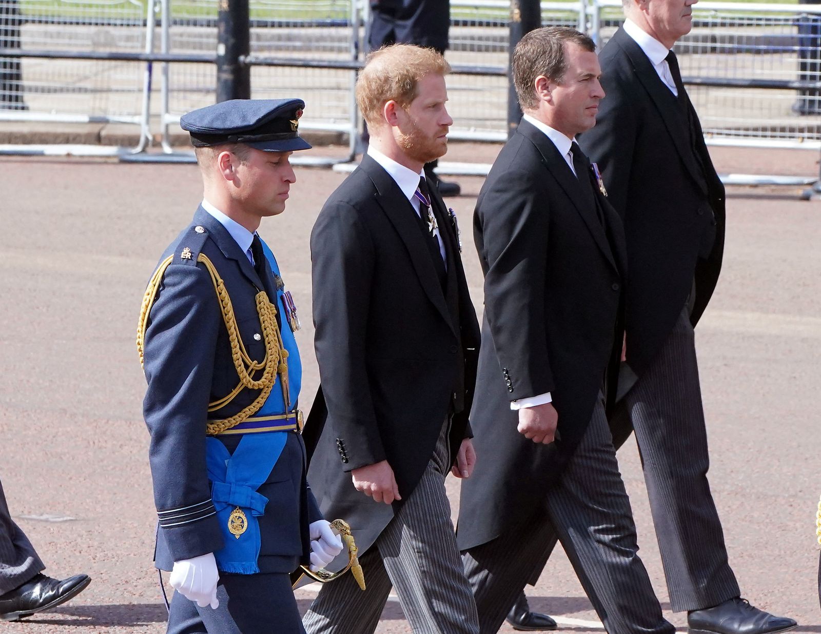 الأميران وليام وهاري وعدد من كبار أفراد العائلة المالكة يشاركان في موكب نعش الملكة الراحلة إليزابيث الثانية إلى قصر ويستمنستر بلندن- 14 سبتمبر 2022 - via REUTERS