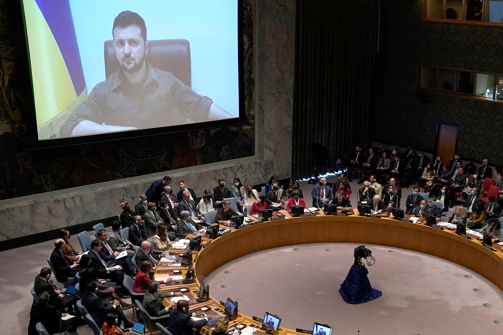 عرض كلمة مسجلة للرئيس الأوكراني فولودومير زيلينسكي خلال اجتماع لمجلس الأمن بالأمم المتحدة- 5 أبريل 2022 - AFP