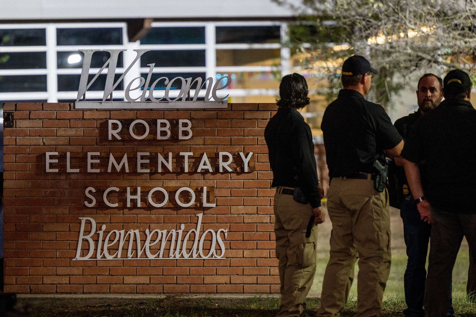 عناصر من الشرطة يقفون أمام مبنى المدرسة الابتدائية في تكساس حيث أودى هجوم مسلح بحياة 21 شخصاً. 25 مايو 2022. - AFP