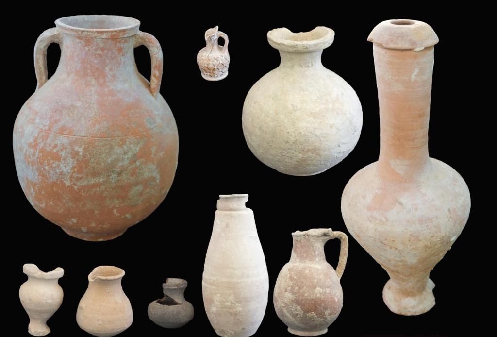 عدد من الأواني الفخارية ضمن الاكتشاف الأثري - وزارة السياحة والآثار المصرية