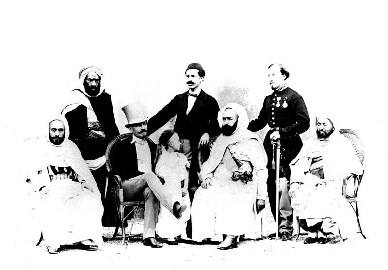 الأمير عبد القادر خلال منفاه في فرنسا. على يساره الجنرال ماك ماهون، الذي أصبح رئيساً لفرنسا عام 1867. -  Getty Images