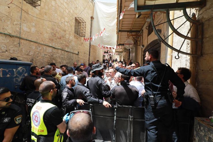 حواجز نصبتها القوات الإسرائيلية أمام زوار كنيسة القيامة في القدس من المحتفلين بسبت النور، القدس - 23 أبريل 2022 - وكالة الأنباء الفلسطينية (وفا)