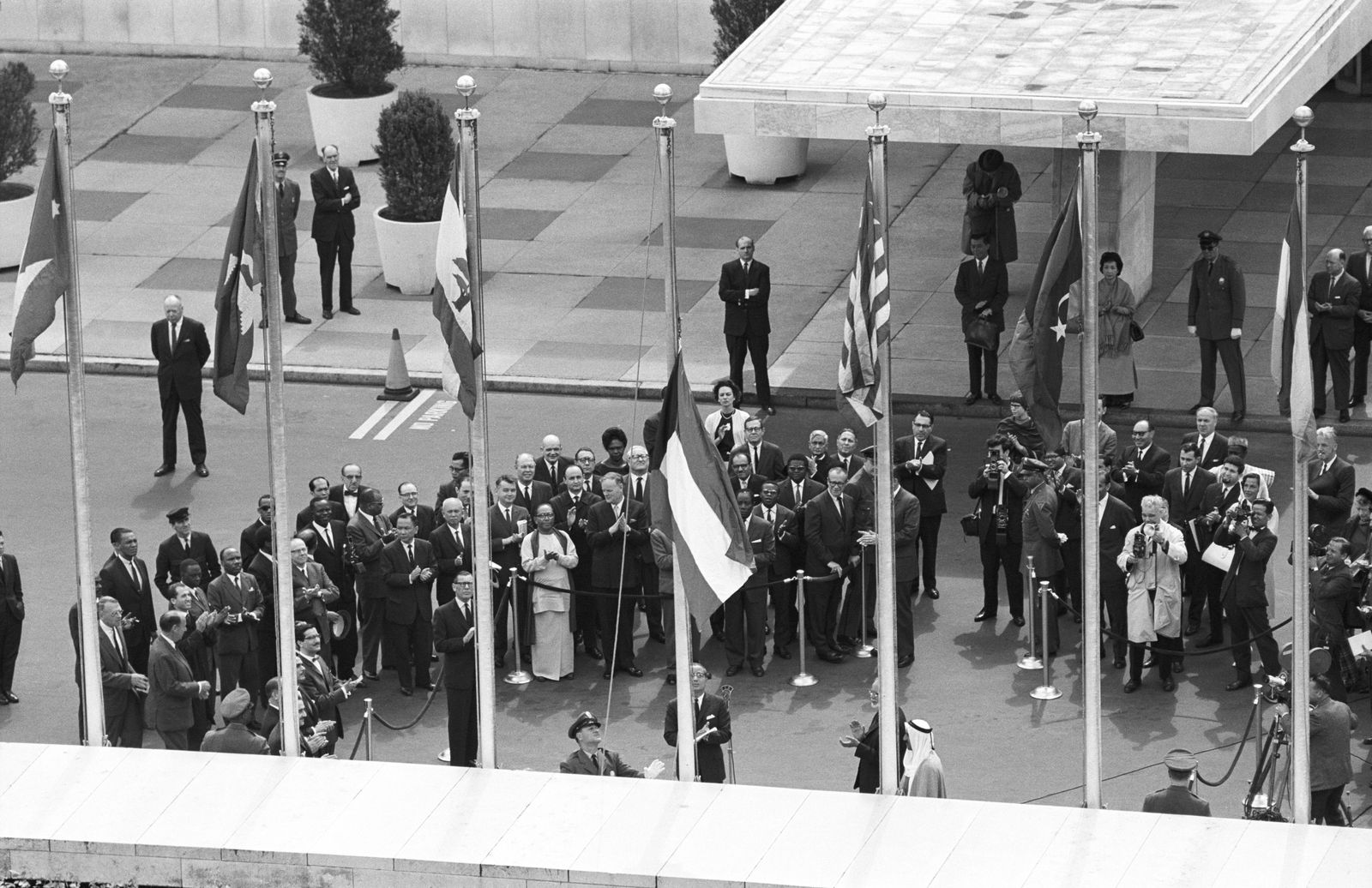 رفع علم الكويت في الأمم المتحدة بحضور الشيخ صباح الأحمد. نيويوروك في 15 مايو 1963. - UN Photo