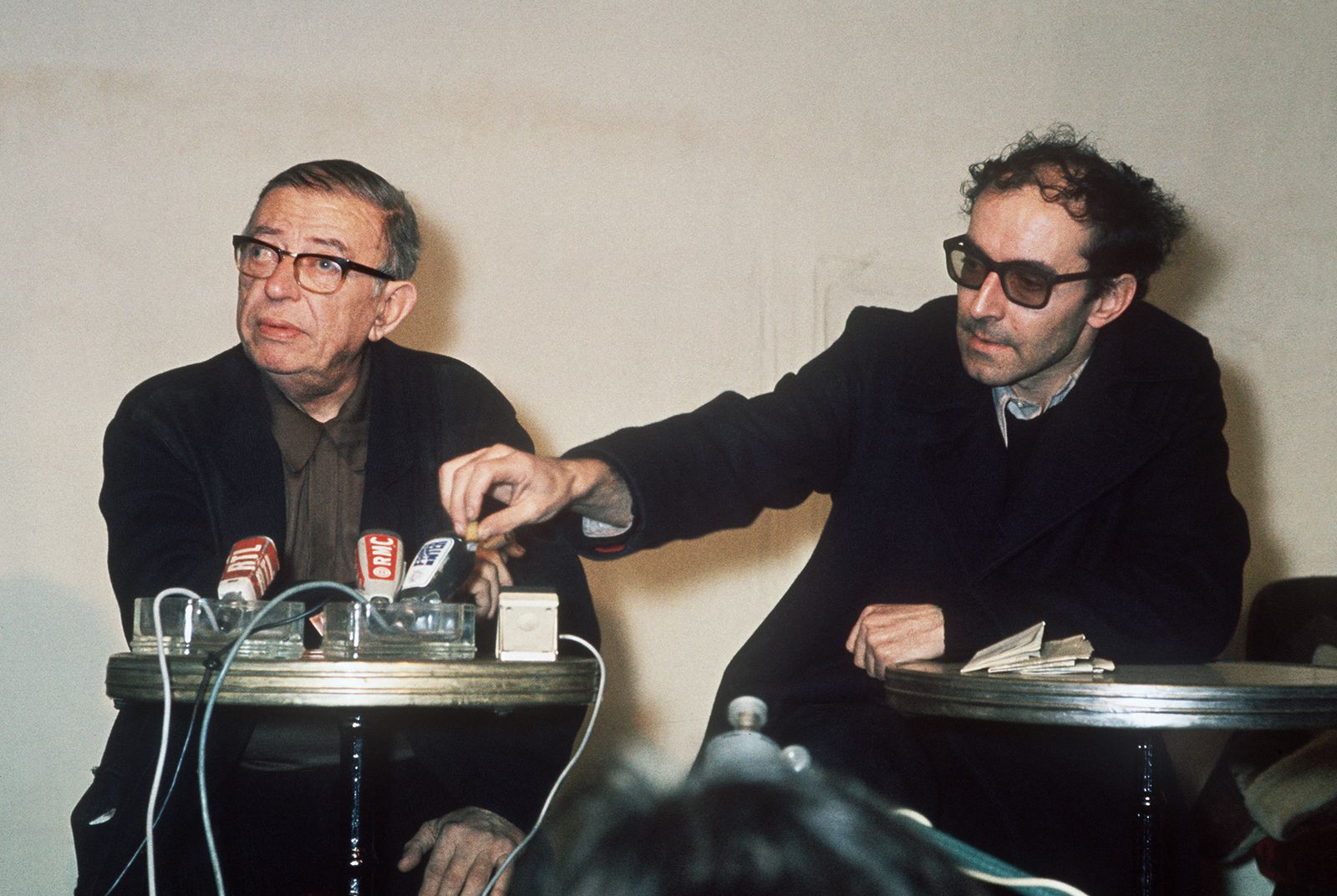 جودار مع الفيلسوف الفرنسي جان بول سارتر خلال ندوة في باريس 1971 - AFP