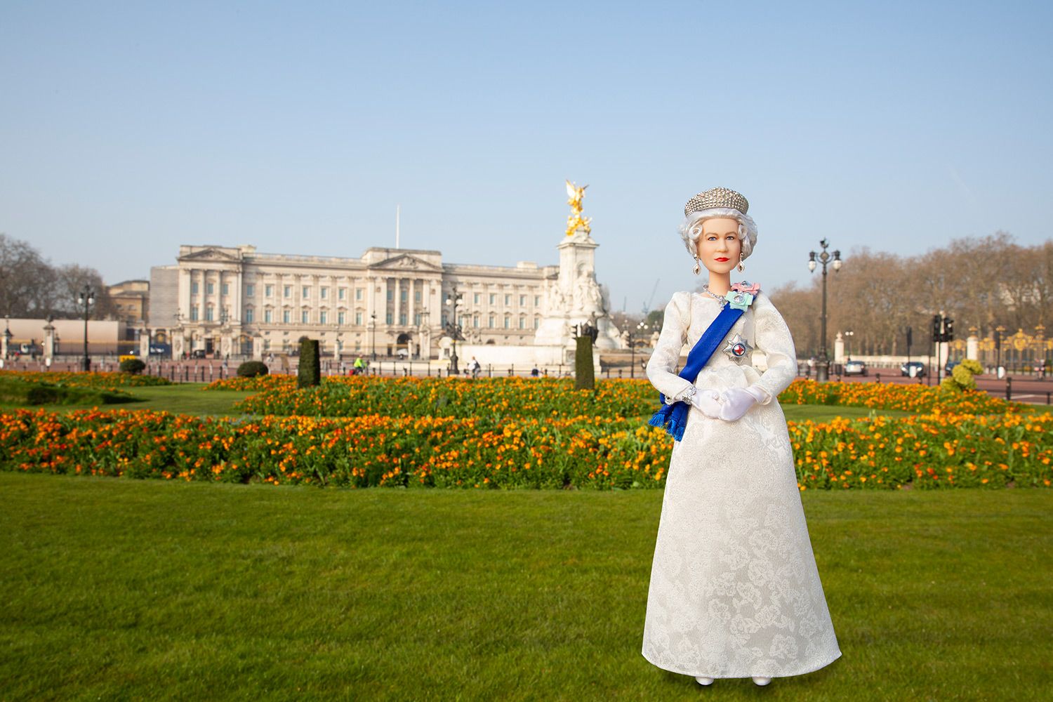 دمية باربي الملكة إليزابيث الثانية احتفالاً باليوبيل البلاتيني لحكمها - Mattel.com