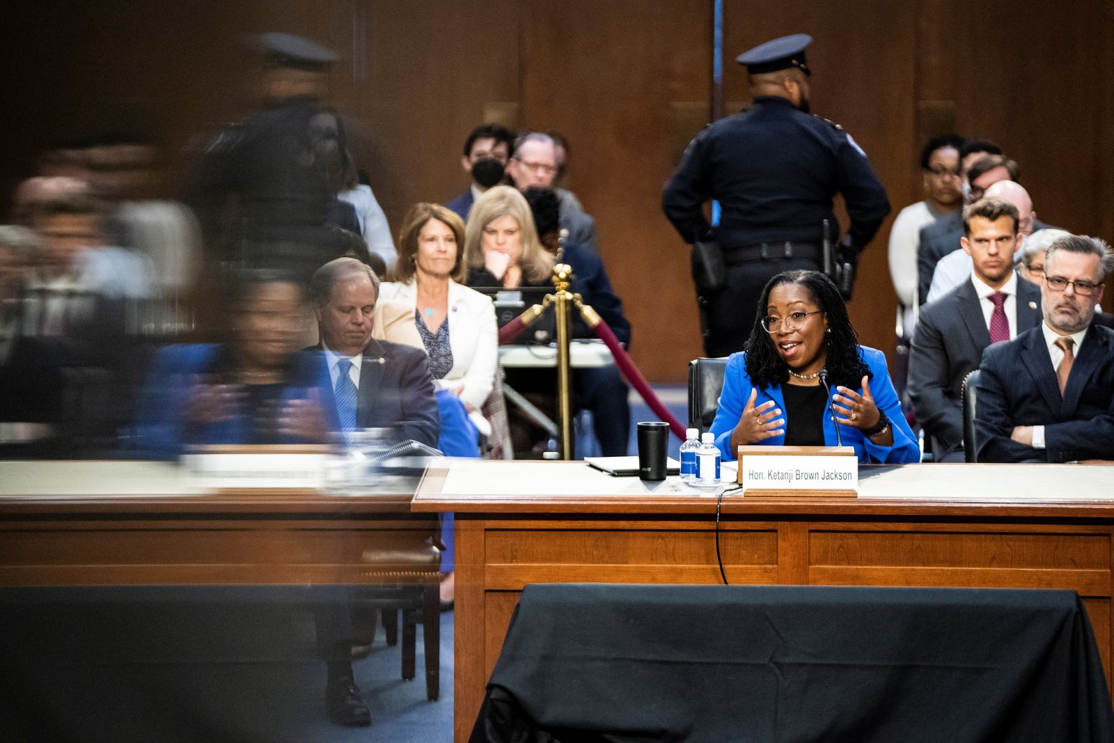 القاضية الأميركية من أصل إفريقي كيتانجي براون جاكسون خلال جلسة الاستماع أمام اللجنة القضائية بمجلس الشيوخ الأميركي - 24 مارس 2022 - REUTERS