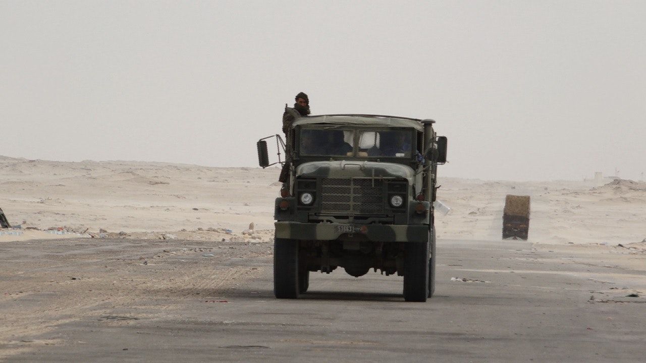 شاحنة تابعة للجيش المغربي تمر من الطريق التجارية داخل المنطقة العازلة في الكركرات - الشرق