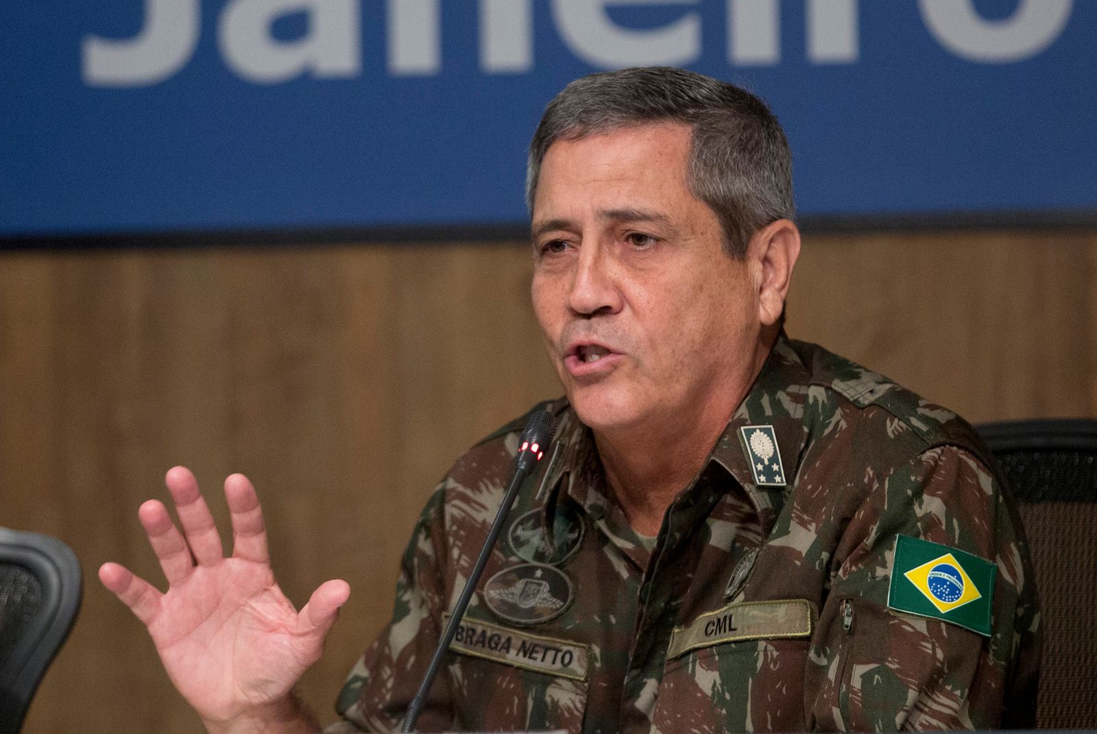وزير الدفاع البرازيلي الجديد الجنرال المتقاعد والتر براغا نيتو خلال مؤتمر صحافي في ريو دي جانيرو - 27 فبراير 2018 - AP