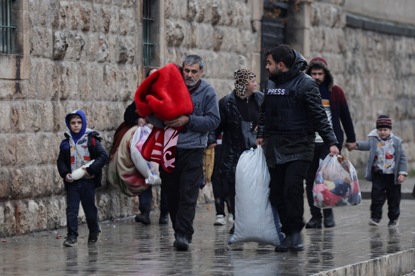عدد من سكان حي الشيخ مقصود في مدينة حلب. 9 يناير 2026
