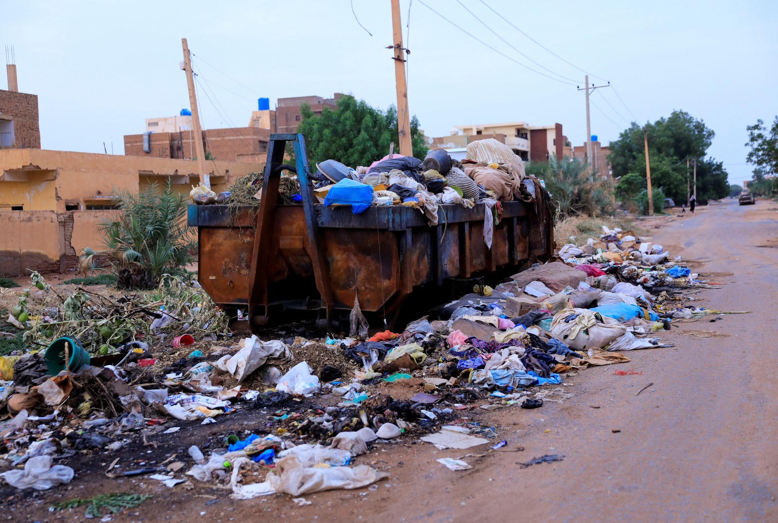 كومة من القمامة المتراكمة في مكب نفايات بالعاصمة السودانية الخرطوم. 21 أغسطس 2025