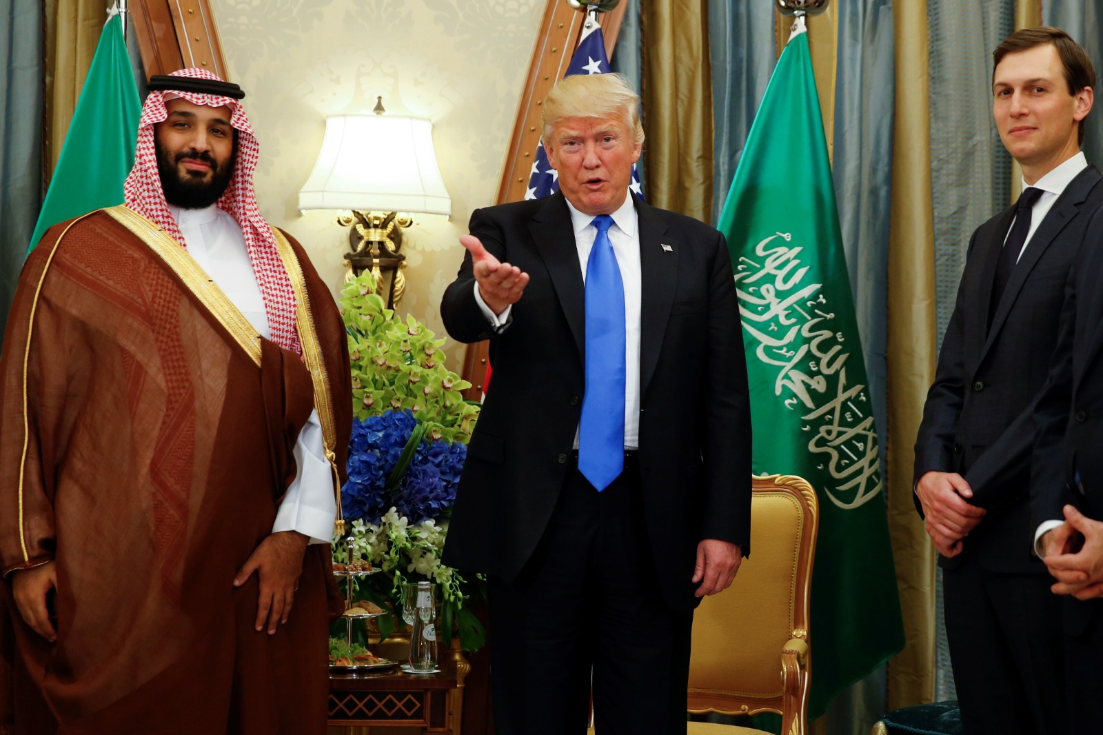 الرئيس الأميركي دونالد ترمب وكبير مستشاري البيت الأبيض السابق جاريد كوشنر خلال لقائهما مع ولي العهد السعودي الأمير محمد بن سلمان في الرياض. 20 مايو 2017