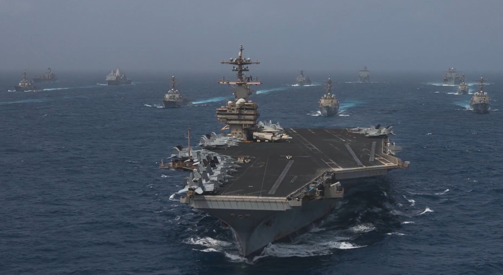 سفن حربية تابعة للقيادة المركزية الأميركية تعبر بحر العرب. 8 يوليو 2026 - @centcom