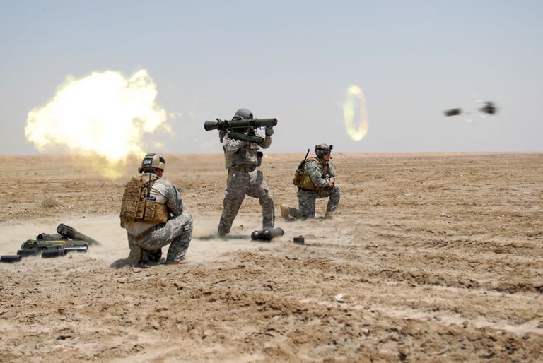جندي من القوات الخاصة الأميركية يطلق النار من بندقية طراز (كارل جوستاف) في العراق- 2009 - Spc