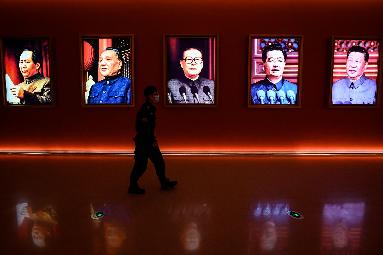 صور للرئيس الصيني شي جين بينج (يمين) وأسلافه هو جينتاو وجيانج زيمين ودينج شياو بينج وماو تسي تونج في 