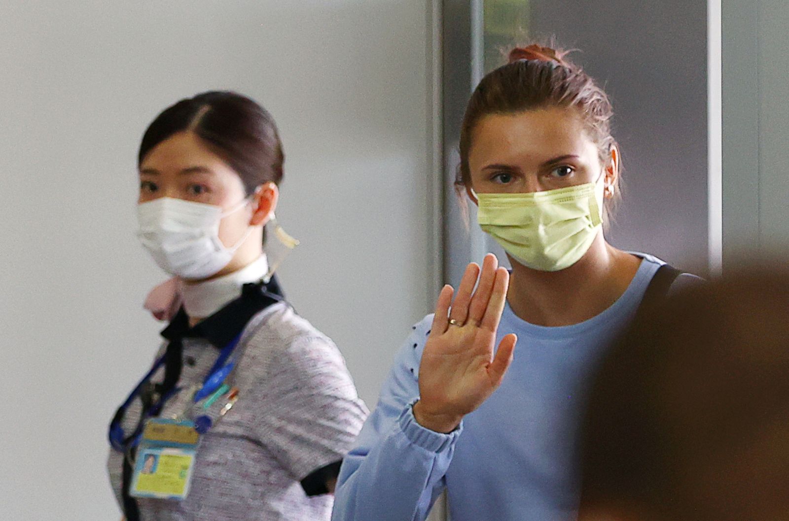 كريستسينا تلوح أثناء صعودها على متن طائرة متجهة إلى فيينا من أحد مطارات العاصمة اليابانية طوكيو يوم 4 أغسطس 2021 - REUTERS