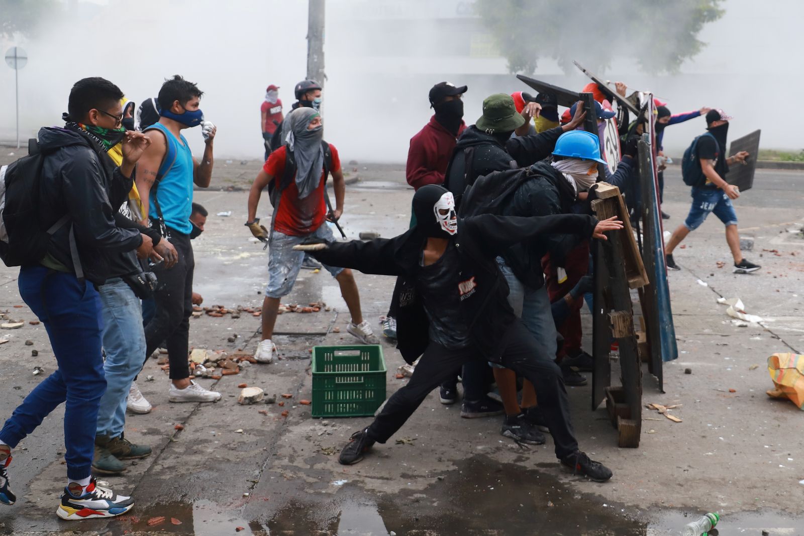 صدامات بين محتجين وشرطيين في كالي - 3 مايو 2021 - REUTERS