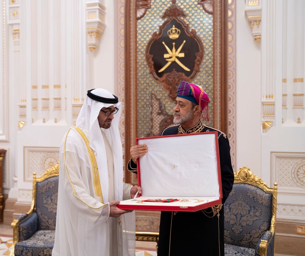 السلطان هيثم بن طارق سلطان عمان يسلم أرفع وسام عماني لرئيس دولة الإمارات الشيخ محمد بن زايد في مسقط - 27 سبتمبر 2022 - وكالة الأنباء العمانية