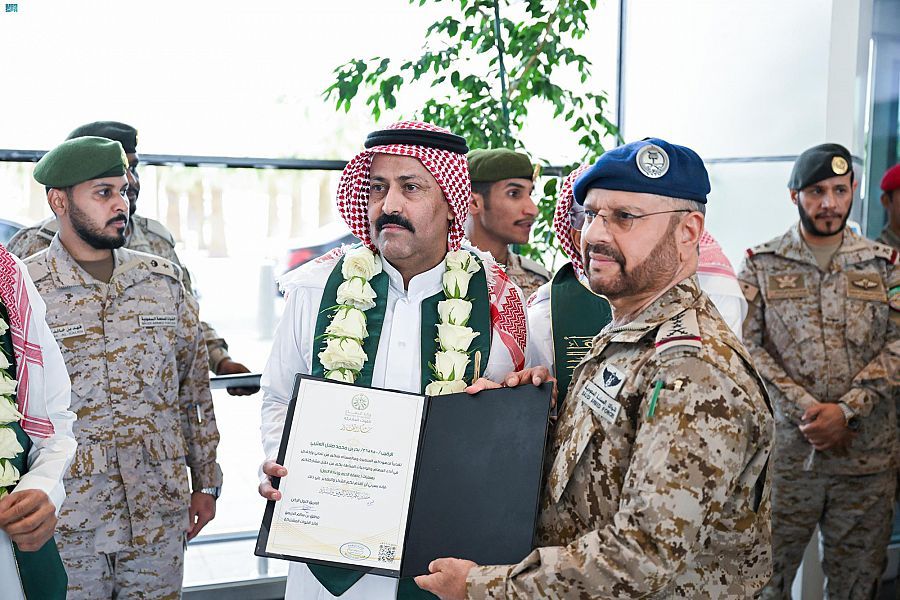 رئيس هيئة الأركان العامة السعودية الفريق أول ركن فياض الرويلي في استقبال الأسرى القادمين من اليمن. 15 أبريل 2023 - spa.gov.sa