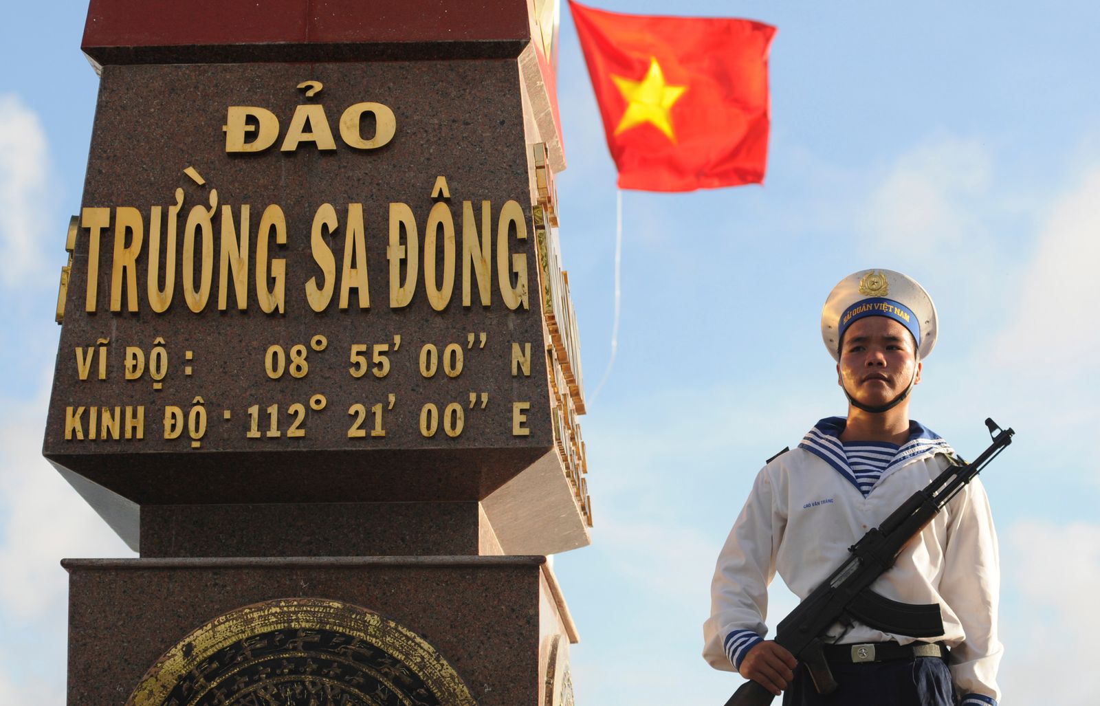 جندي من البحرية الفيتنامية في جزيرة بأرخبيل 