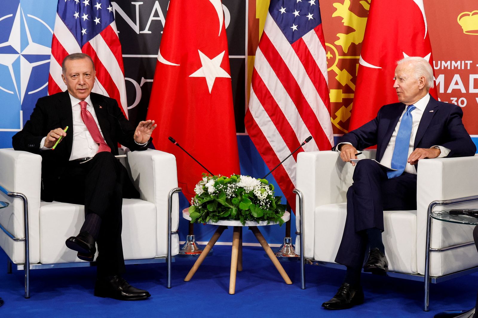 الرئيس الأميركي جو بايدن خلال لقاءه نظيره التركي رجب طيب أردوغان على هامش قمة حلف الشمال الأطلسي 
