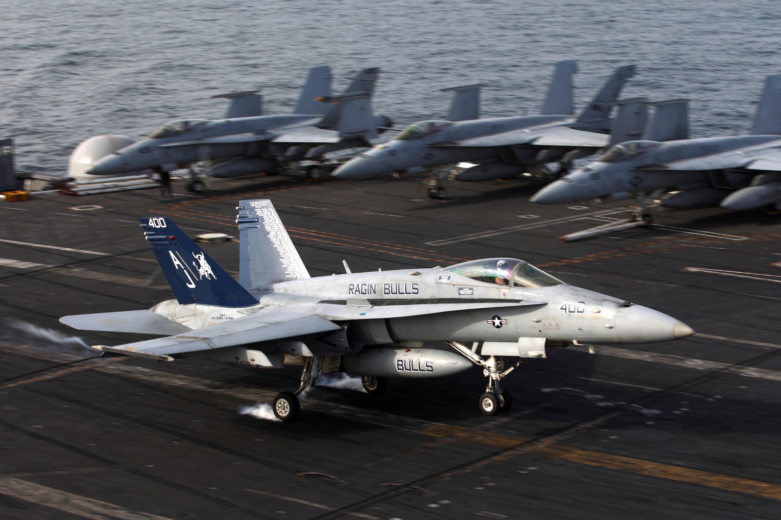 مقاتلة من طراز F/A-18C Hornet 37 تهبط على سطح حاملة الطائرات الأميركية USS George H. W. Bush في خليج عمان. 20 مارس 2017